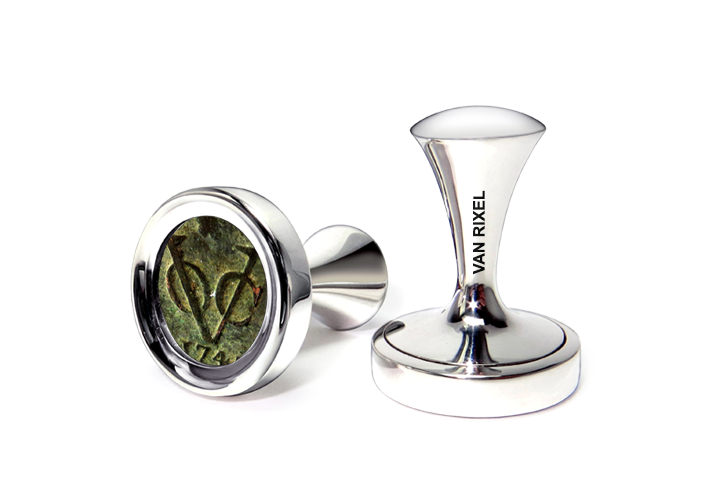 Een paar luxe, hoogwaardige, exclusieve en handgemaakte High End manchetknopen in 18 kt Witgoud met koperen VOC Duit - MII
